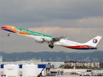 Airbus A340  China Eastern.  Robert McConnell   wikipedia.org