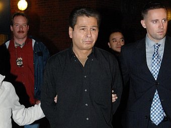 Роналд Тэкмэн (в центре) во время задержания. Фото с сайта газеты NY Daily News