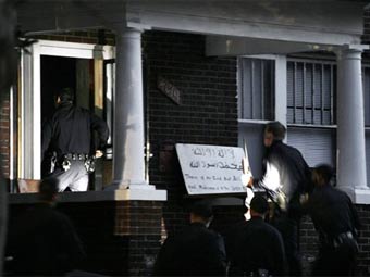 Полиция у здания мечети "Аль-Хакк". Фото ©AP
