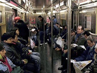 Пассажиры в поезде нью-йоркского метро. Фото ©AP