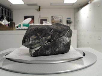 Пробивший крышу дома метеорит. Фото Linda Welzenbach/Smithsonian National Museum of Natural History 