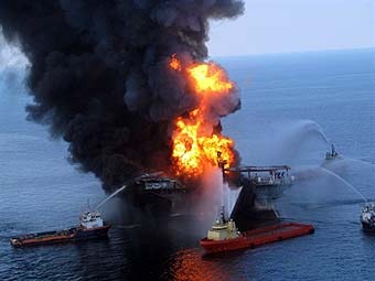 Тушение нефтеплатформы в Мексиканском заливе. Фото ©AFP