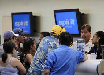 Пассажиры у стойки Spirit Airlines в аэропорту 
Форт-Лодердейла. Фото ©AP