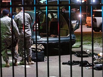 Военнослужащие проверяют автомобиль у ворот базы Макдилл. Фото
 ©AP