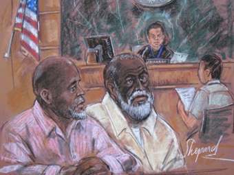 Абдул Кадир (слева) и Рассел Дефрейтас в зале суда. Изображение, переданное по каналам ©AFP